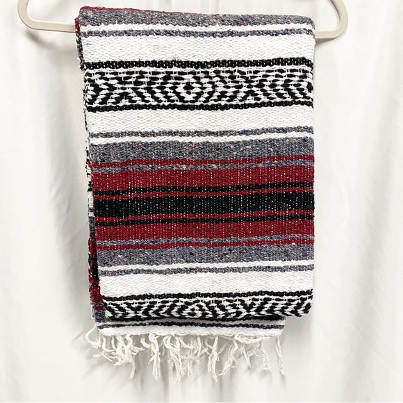 Sundream Red Aztec Woven Throw Blanket - Picture 4 of 6